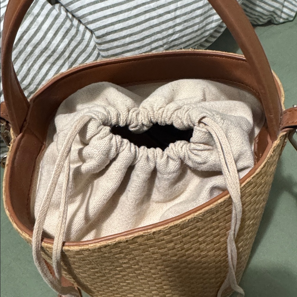 Forever 21 Woven Bucket Bag - Picture 5 of 10